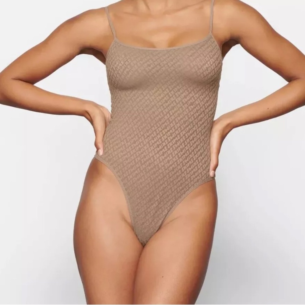 SKIMS NWT Logo Mesh Cami Bodysuit in color DESERT 🔥(4X) Style#:BS-BDY-1688